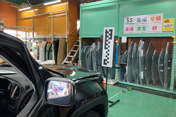 レネゲード（ジープ）のフロントガラス交換2026.4.28@AGエキスパート八王子店